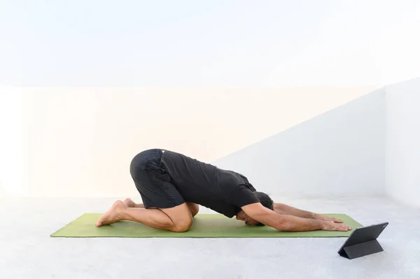 Hombre Practicando Yoga Estirando Pose Pose Infantil Ropa Deportiva Día — Foto de Stock