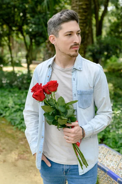 Man Casual Clothes Bunch Red Roses Hand Looking Away While — Stock Photo, Image