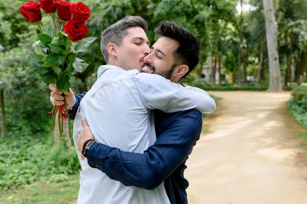 Homoseksüel Bir Adam Elinde Bir Buket Çiçek Tutarken Sevgilisine Sarılırken — Stok fotoğraf