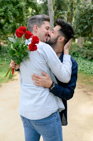 Romantik Eşcinsel Çift Yaz Parkında Gün Işığında Güllerle Birbirlerine Sarılıp — Stok fotoğraf