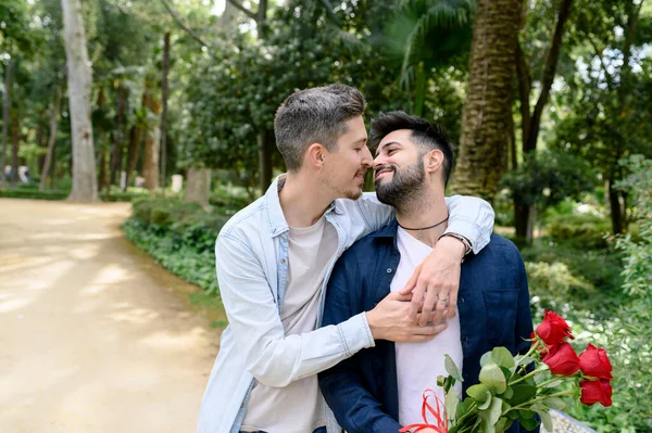 Homosexuální Pár Lásce Objímání Líbání Navzájem Zatímco Stojí Kyticí Cestě — Stock fotografie