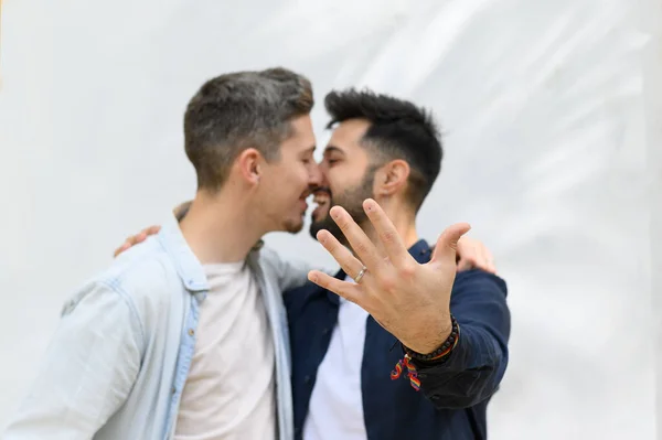 Вид Сбоку Веселый Латиноамериканец Гомосексуалист Демонстрирующий Кольцо Улыбающийся Обнимая Парня — стоковое фото
