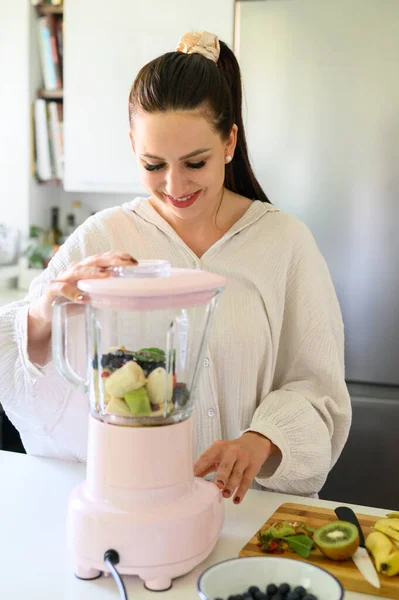 Sorrindo Jovem Fêmea Mesa Com Tábua Corte Com Frutas Mix — Fotografia de Stock