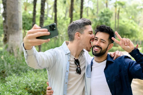 Jovem Barbudo Feliz Seu Namorado Roupas Casuais Sorrindo Tirando Selfie — Fotografia de Stock