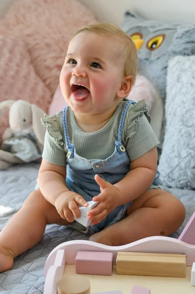 Lindo Bebé Con Ropa Casual Sentado Cama Jugando Con Juguetes —  Fotos de Stock