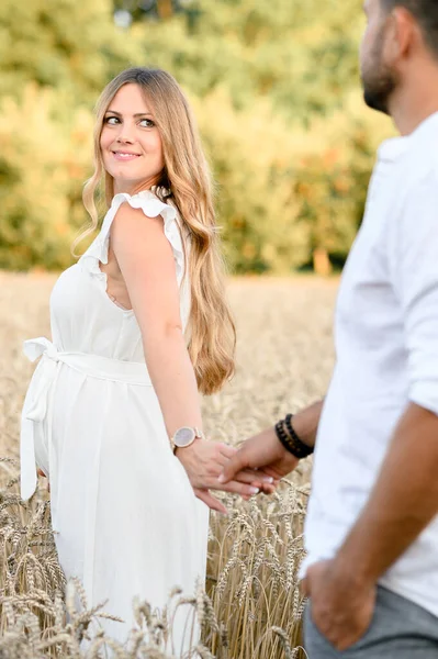 Vista Lateral Jovem Esposa Grávida Vestido Branco Com Marido Roupas — Fotografia de Stock