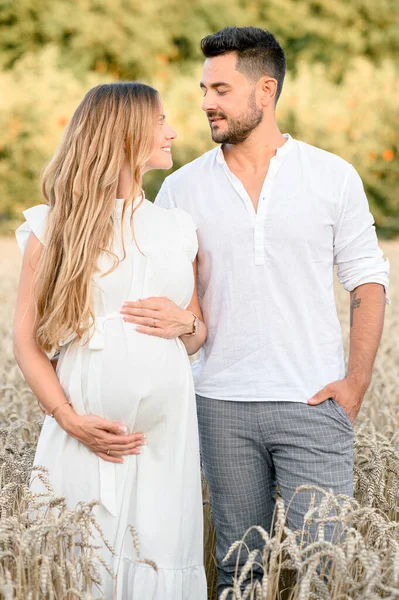Young Pregnant Wife White Dress Standing Field Countryside Looking Husband — Stock Photo, Image