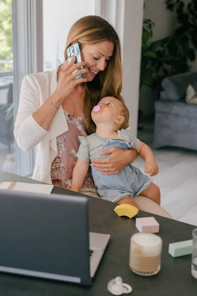 Ung Frilansande Mamma Talar Smartphone Medan Håller Söt Baby Och — Stockfoto