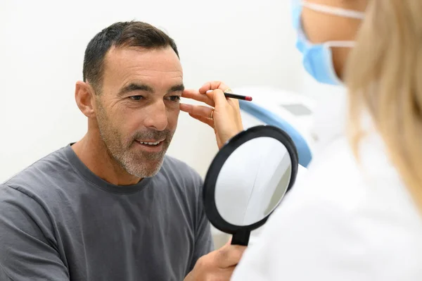 Estetik Kliniğinde Estetik Ameliyat Için Kırışık Erkek Hasta Yüzüne Işaretler — Stok fotoğraf