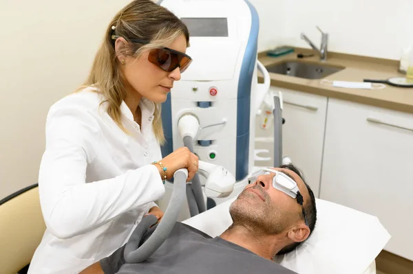 Kahverengi Gözlüklü Kadın Kozmetolojistin Modern Kozmetik Kliniğinde Koruyucu Gözlükleriyle Yetişkin — Stok fotoğraf