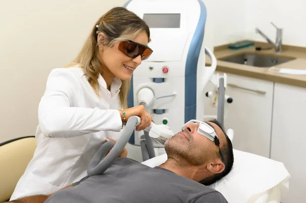 Kahverengi Gözlüklü Gülümseyen Kadın Kozmetikçinin Yan Görünüşü Klinikteki Koruyucu Gözlükleriyle — Stok fotoğraf
