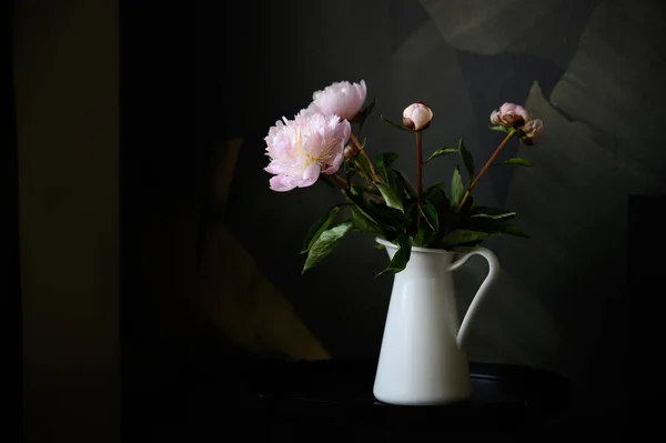 Composition White Ceramic Jug Fresh Blooming Flowers Placed Table Dark — Stock Photo, Image