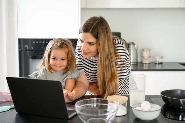 Glada Unga Kvinnor Ler Och Tittar Laptop Skärmen När Sitter — Stockfoto