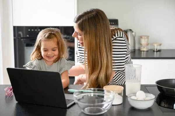 Веселая Мать Дочь Улыбаясь Глядя Экран Ноутбука Время Приготовления Пищи — стоковое фото
