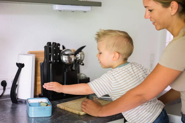 Tezgahta Durup Oğluyla Yemek Hazırlarken Evde Vakit Geçiren Sıradan Giyinmiş — Stok fotoğraf