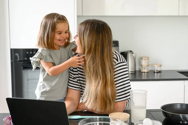 Boldog Anya Lánya Mosolyog Nézi Egymást Miközben Asztalnál Laptoppal Készítésekor — Stock Fotó