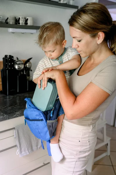 Mãe Carinhosa Coloca Caixa Almoço Plástico Amarelo Para Seu Filho — Fotografia de Stock