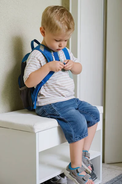 Kafkasyalı Küçük Bir Çocuk Günlük Kıyafetler Içinde Bankta Oturuyor Sırt — Stok fotoğraf