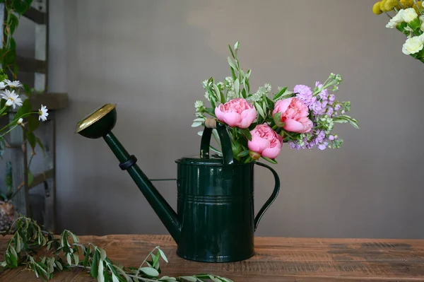 Zelená Plechovka Zalévání Kovu Květinovými Květy Umístěnými Dřevěné Lince Květinářství — Stock fotografie