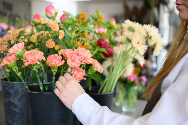 Side View Crop Anonymous Female Florist Arranging Colorful Fragrant Flowers — Stockfoto