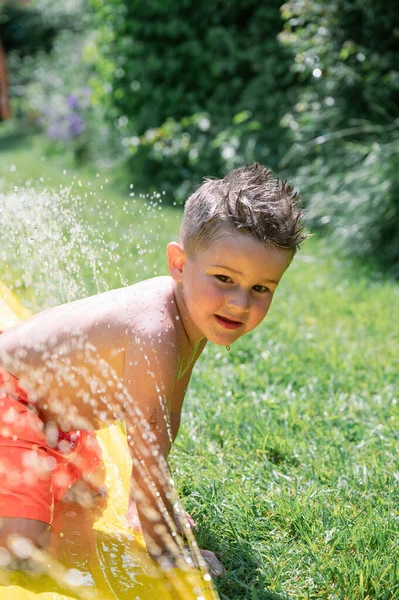 Очаровательный Маленький Мальчик Сидит Красочной Водной Горке Саду Наслаждается Летним — стоковое фото