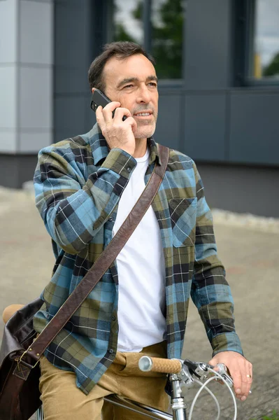 Přední Pohled Hispánského Podnikatele Neformálním Oblečení Kožené Tašce Rameni Usmívající — Stock fotografie