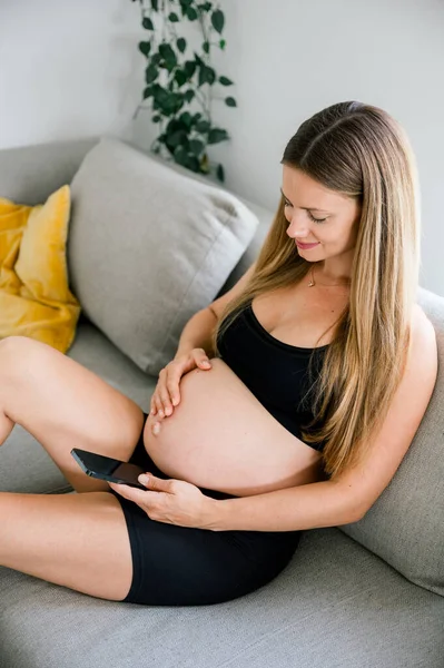 Zijaanzicht Van Jonge Aantrekkelijke Zwangere Vrouw Met Lang Bruin Haar — Stockfoto