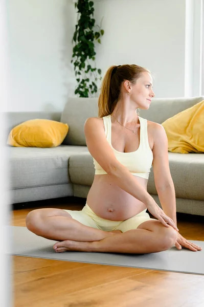 Вид Спереди Молодой Беременной Женщины Одежде Сидящей Полу Коврике Йоги — стоковое фото