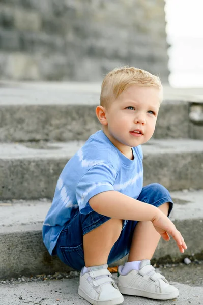 Child Casual Clothes Sits Steps Shore Lake Looking Away Water — Stock Photo, Image