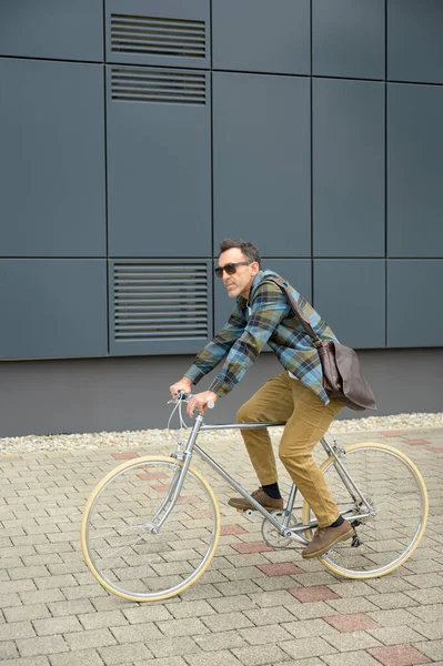 Boční Pohled Zralého Vousatého Muže Neformálním Oblečení Bicyklem Dívá Kameru — Stock fotografie