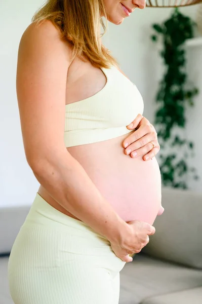 Πλευρική Άποψη Της Καλλιέργειας Αγνώριστη Έγκυος Γυναίκα Αθλητικά Είδη Στέκεται — Φωτογραφία Αρχείου