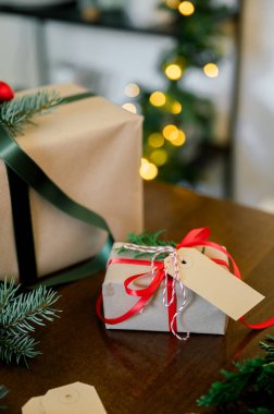 Noel konsepti. Noel hediyelerinin en üst görüntüsü ladin dallı kırmızı toplar, çam kozalakları, eski ahşap arka planda kırmızı böğürtlenler. Yeni yıl konsepti