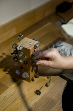 Kuyumcunun atölyesinde oturan, yüzük öğüten ve mücevher atölyesinde çalışan tanınmamış bir kadının yan görünüşü. iş kavramı