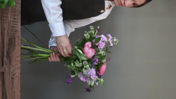 Крупним Планом Молодий Флорист Носить Фартух Роблячи Барвистий Букет Квітковому — стокове відео