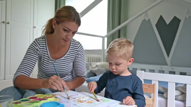 Front Visning Blond Sød Lille Barn Afslappet Udseende Mor Sidder – Stock-video