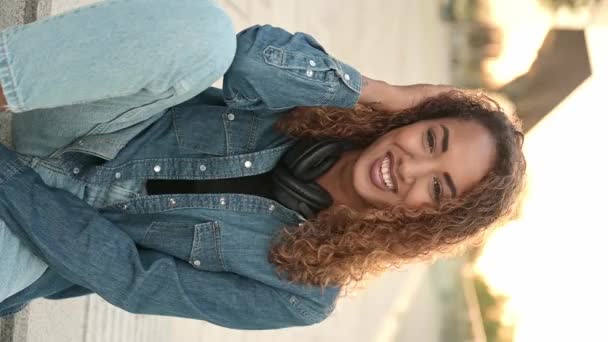 Πορτρέτο Της Όμορφης Κομψής Αφρικανικής Αμερικής Γυναίκα Χαμογελώντας Στην Κάμερα — Αρχείο Βίντεο