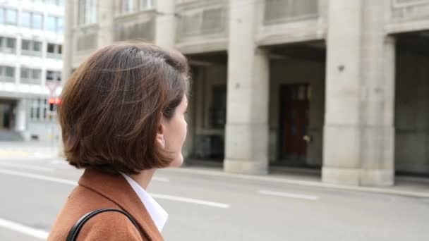 Vedere Laterală Tinerei Femei Maro Păr Scurt Haină Caldă Stând — Videoclip de stoc