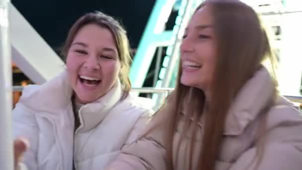 Van Onderen Van Twee Jonge Vrolijke Vrouwelijke Vrienden Casual Winterkleding — Stockvideo