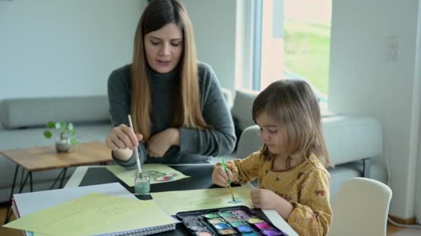 Maman Maternelle Fille Assise Table Peinture Aquarelle Pinceau Une Joyeuse — Video