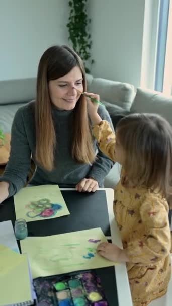 Eine Mutter Führt Ihr Entzücktes Kind Die Freude Malen Mit — Stockvideo