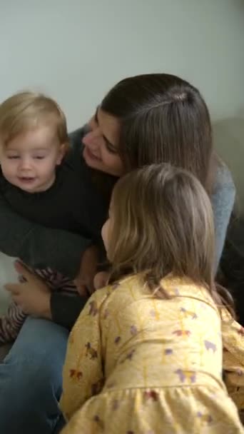 Mama Fiica Vesele Care Împărtășesc Apel Video Bunicii Uită Ecranul — Videoclip de stoc