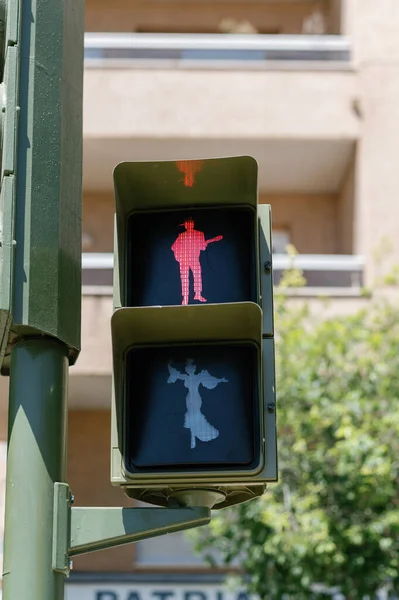 红色交通信号灯 传统的弗拉门科服装 四月公平塞维利亚 安达卢西亚 西班牙 塞维利亚 — 图库照片