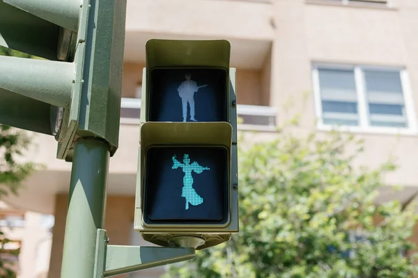 绿色交通信号灯与人的形象 传统的弗拉门科服装 四月公平塞维利亚 安达卢西亚 西班牙 塞维利亚 — 图库照片