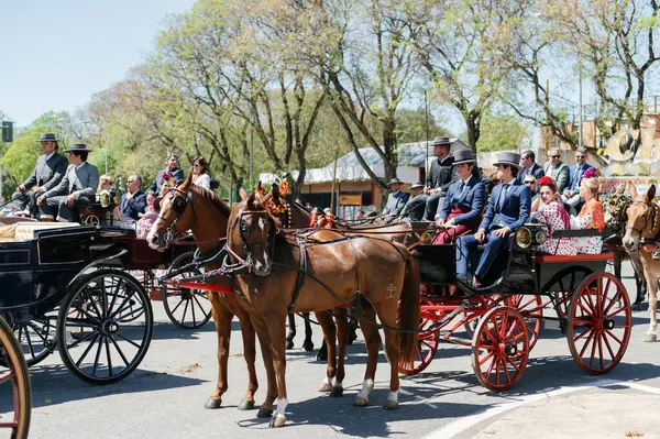 Sewilla Hiszpania Kwietnia 2023 Eleganckie Wagony Przewożą Odwiedzających Tradycyjnej Odzieży — Zdjęcie stockowe
