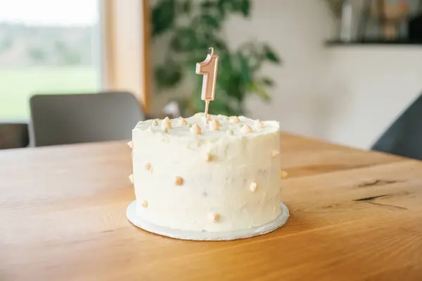一个简单而优雅的第一个生日蛋糕 上面有一个数字 桌上有一根蜡烛 — 图库照片
