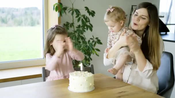 Mãe Com Filhas Comemorando Primeiro Aniversário Com Bolo Vela Número — Vídeo de Stock