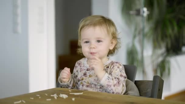 Neşeli Küçük Kız Bir Yaşında Masada Oturuyor Spagetti Yiyor Etrafı — Stok video