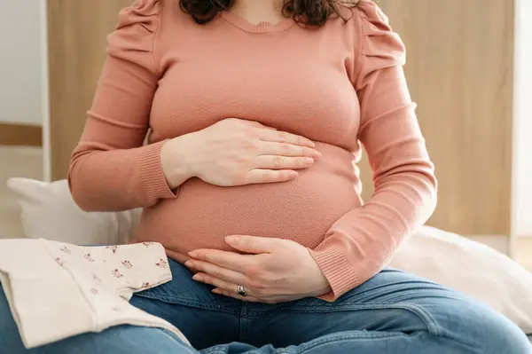 Nahaufnahme Unkenntliche Frau Mit Händen Auf Schwangerem Bauch Die Ihren — Stockfoto
