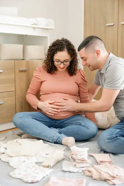 一对怀孕夫妇在家中享受怀孕的照片在婴儿房 怀孕和人的概念中 — 图库照片