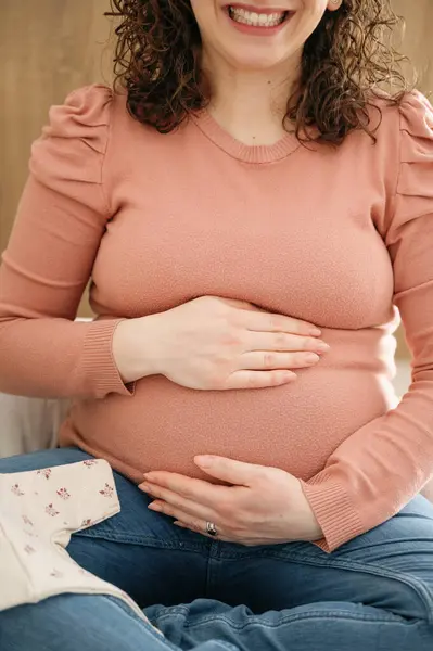 Καλλιέργεια Happy Έγκυος Γυναίκα Χέρια Στην Κοιλιά Αίσθηση Του Μωρού — Φωτογραφία Αρχείου